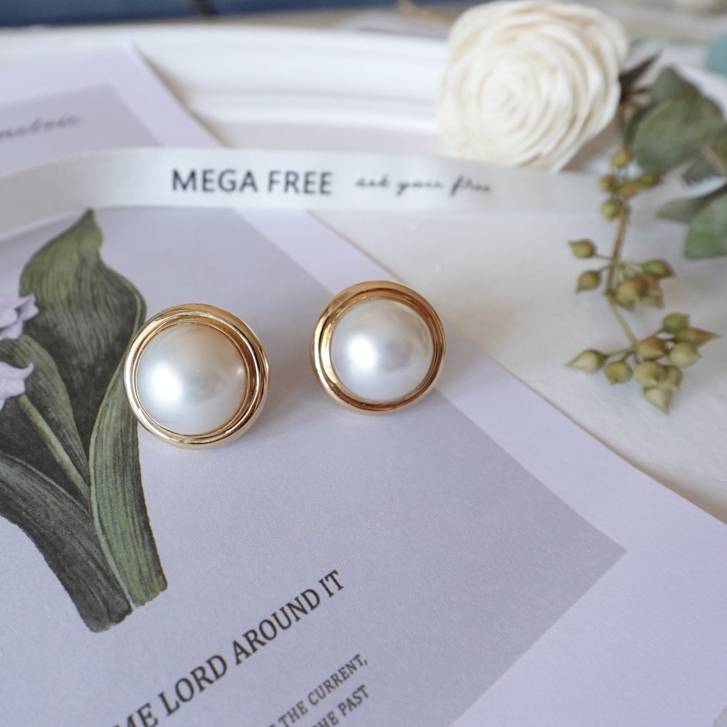 Gold-Edged Circle Mabe Studs